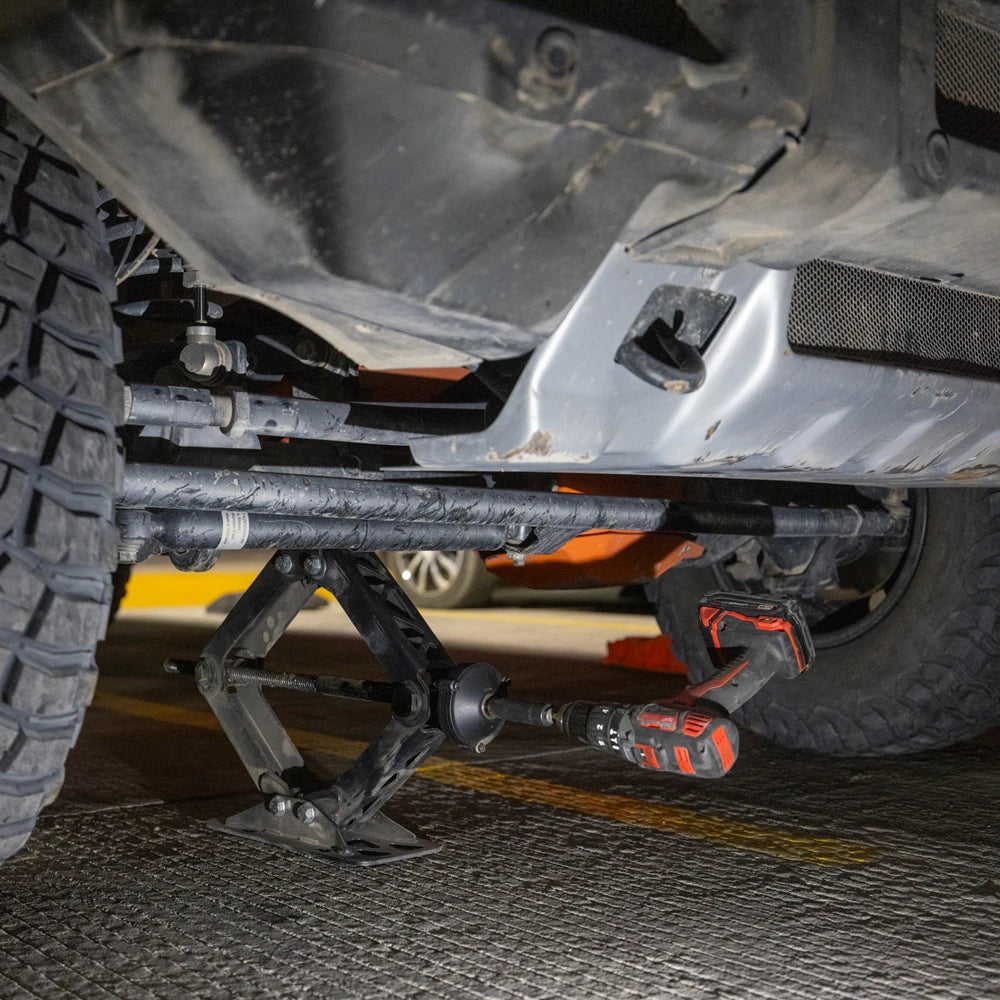 Trail-rated 7000 lb scissor jack with drill-operated 3.5:1 gear system, engineered by Agile Offroad for quick, powerful lifting.